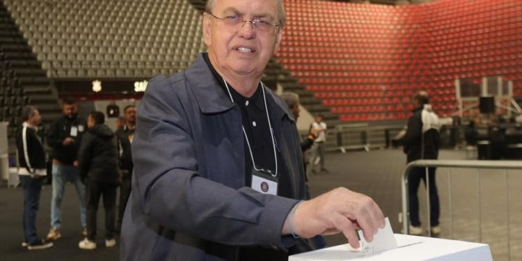 Osmar Stábile vence eleição e segue como presidente do Corinthians