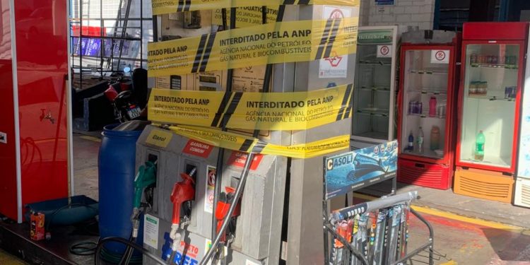 Postos com combustível suspeito de adulteração são fechados em Sorocaba; dono é preso