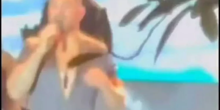 Diogo Nogueira perde paciência com torcedores do Galo em show