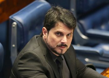 Marcos do Val passa a usar tornozeleira