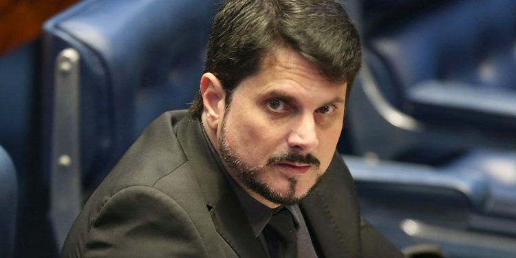 Marcos do Val passa a usar tornozeleira