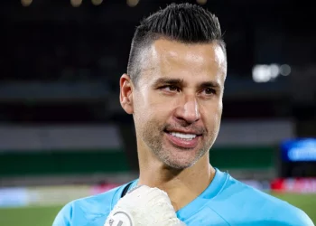 Goleiro Fábio vira capa de jornal inglês após quebrar recorde histórico no futebol