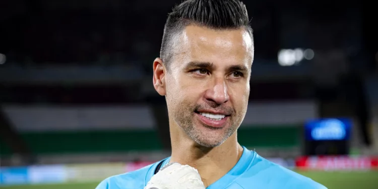 Goleiro Fábio vira capa de jornal inglês após quebrar recorde histórico no futebol