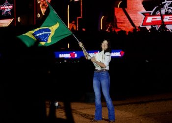 Ana Castela leva bandeira do Brasil na abertura do rodeio na arena de Barretos: ‘Estou vivendo uma experiência única’