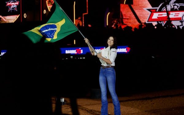 Ana Castela leva bandeira do Brasil na abertura do rodeio na arena de Barretos: ‘Estou vivendo uma experiência única’