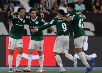 Palmeiras vence o Botafogo fora de casa e segue à caça pela liderança do Brasileirão