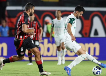 Palmeiras arranca empate do Vitória em Salvador