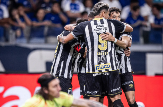 Santos vence o Cruzeiro e se afasta do Z4 do Brasileirão