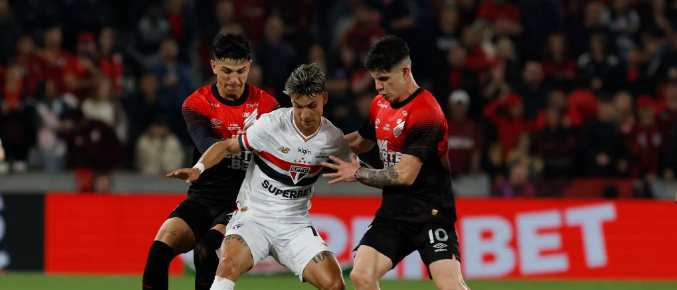 São Paulo perde nos pênaltis para o Athletico-PR e está fora da Copa do Brasil