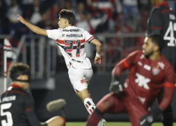 São Paulo bate o Vitória e cola no G6 do Brasileirão
