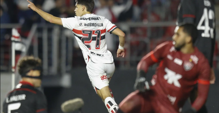 São Paulo bate o Vitória e cola no G6 do Brasileirão