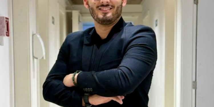 Diretor do SBT é preso após sair de motel com jornalista casada