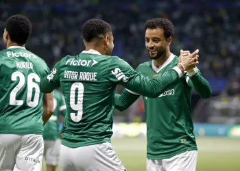 Brasileiro: Palmeiras joga no ritmo de Vitor Roque e goleia o Inter
