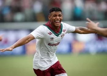 Fluminense aguenta pressão e bate o Vitória em jogo com expulsões