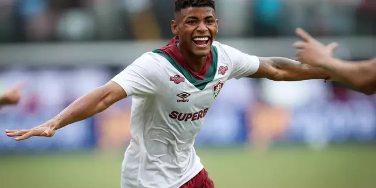 Fluminense aguenta pressão e bate o Vitória em jogo com expulsões