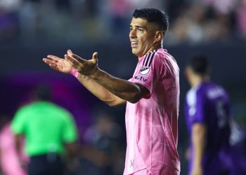 Suárez recebe suspensão de seis jogos após cuspir em adversário