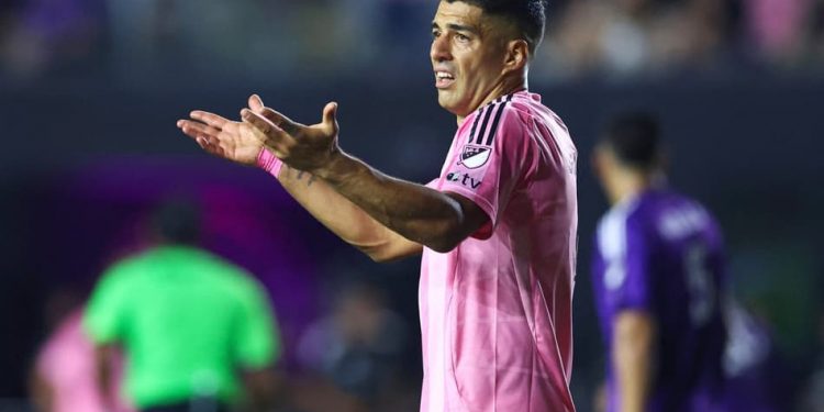 Suárez recebe suspensão de seis jogos após cuspir em adversário