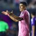 Suárez recebe suspensão de seis jogos após cuspir em adversário