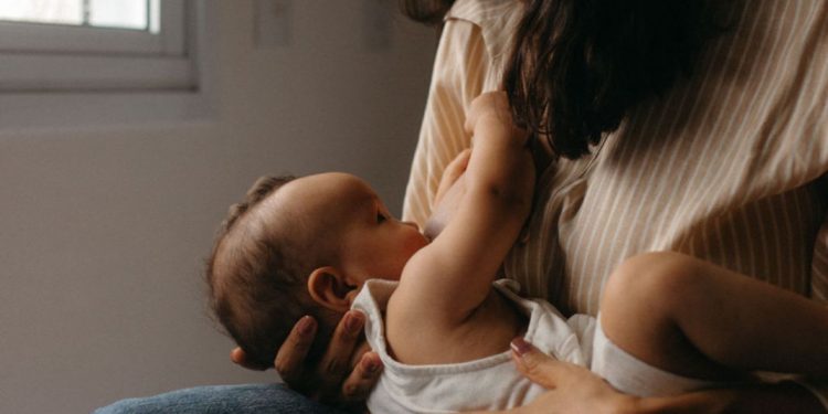 Leite materno tem memória? Alimento carrega histórico da mãe e proteção sob medida