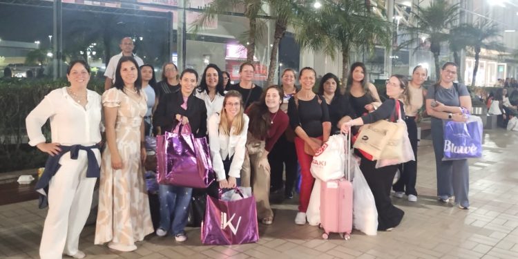 INDÚSTRIA E COMÉRCIO –  Profissionais de Avaré visitam maior feira de beleza das Américas