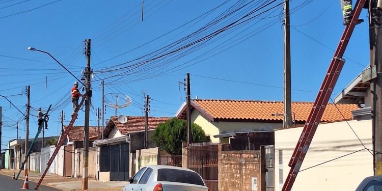 PRESIDENTE DA CÂMARA INTERMEDIA DOAÇÕES DE MAIS DE 3 MIL PACOTES DE BOLACHAS AO PROJETO ARCO-ÍRIS EM AVARÉ