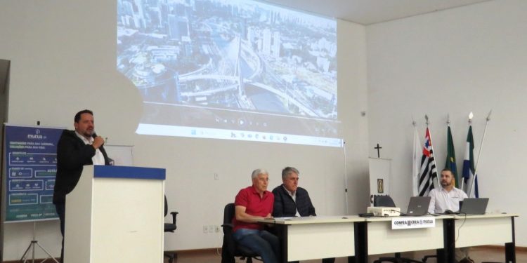 PLANEJAMENTO E OBRAS *Capacitação discute sistema digital de aprovação projetos que entra em vigor no dia 1º*