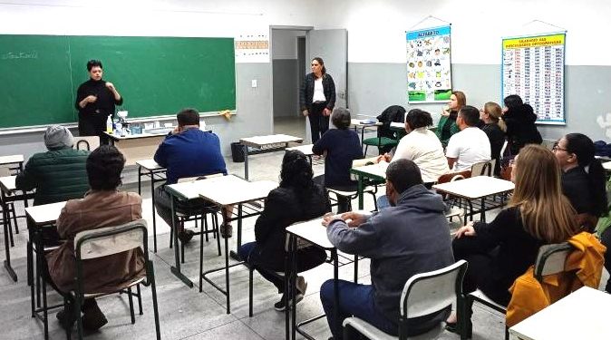 EDUCAÇÃO – Alunos da EJA de Avaré exploram universo das células em aula prática*