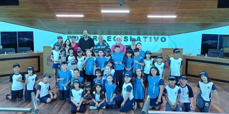 Alunos da EMEB Elizabeth de Jesus Freitas visitam a Câmara Municipal