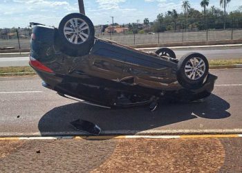 CARRO CAPOTA EM FRENTE A EMAPA EM AVARÉ
