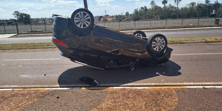 CARRO CAPOTA EM FRENTE A EMAPA EM AVARÉ