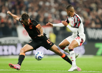 Flamengo vence o Corinthians de virada na Neo Química Arena