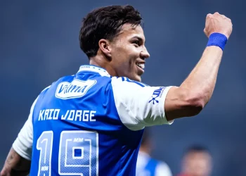 Camisa usada por Kaio Jorge em Cruzeiro x Atlético é leiloada por valor surpreendente