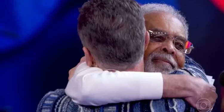 Gilberto Gil se emociona ao homenagear Preta Gil no Domingão com Huck: ‘Para ela’