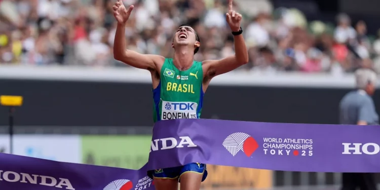 Caio Bonfim é ouro nos 20 km da marcha atlética e se torna o maior medalhista brasileiro em Mundiais
