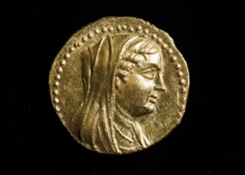 Escavação revela moeda de ouro de 2.200 anos representando rainha egípcia