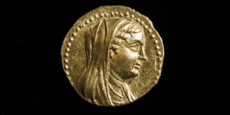Escavação revela moeda de ouro de 2.200 anos representando rainha egípcia