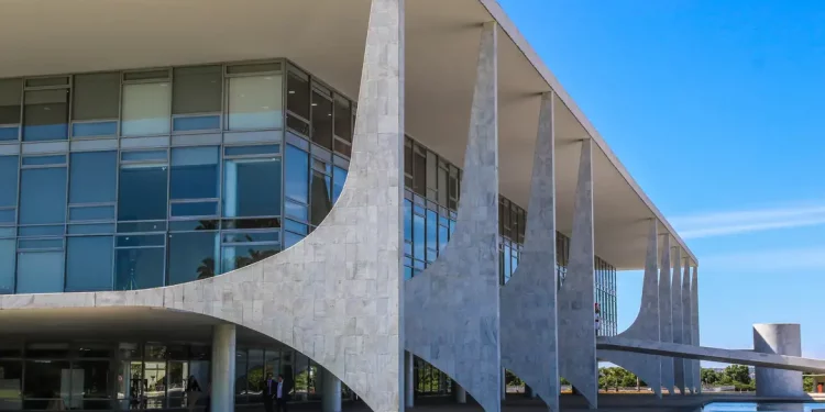Homem tenta subir rampa do Palácio do Planalto duas vezes na madrugada