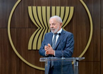 Lula quer discutir com Trump punição dada a ministros do STF