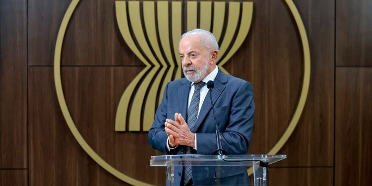 Lula quer discutir com Trump punição dada a ministros do STF