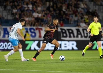 Com expulsão e arbitragem polêmica, Bragantino vence o Grêmio pelo Brasileirão