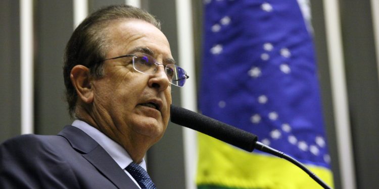 Projeto que reconhece aracnoidite como deficiência avança na Câmara