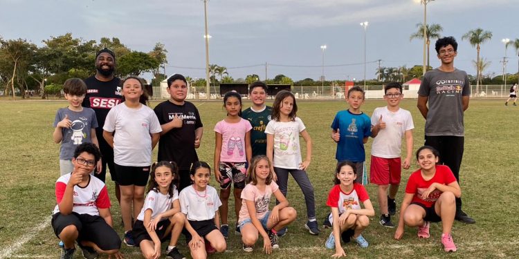 Crianças e adolescentes participam da Escola de Atletismo, promovida pela prefeitura em parceria com o SESI de Itapetininga