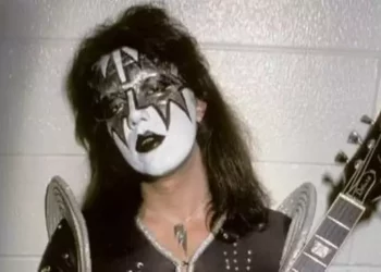 Morre guitarrista fundador da banda Kiss, Ace Frehley, aos 74 anos