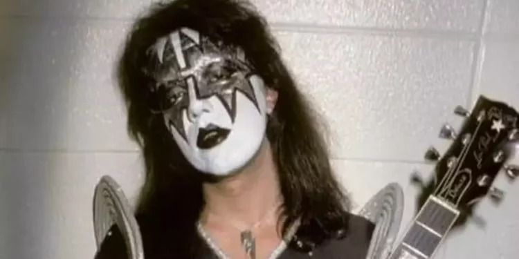 Morre guitarrista fundador da banda Kiss, Ace Frehley, aos 74 anos
