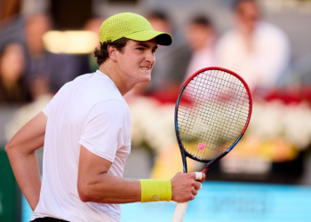 João Fonseca vai à 1ª semi de ATP 500 após abandono de rival no 3º set