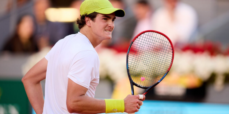 João Fonseca vai à 1ª semi de ATP 500 após abandono de rival no 3º set