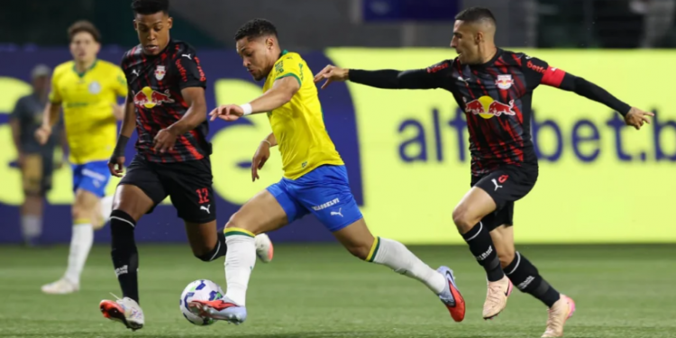 Palmeiras goleia o Bragantino e mantém liderança isolada do Campeonato Brasileiro