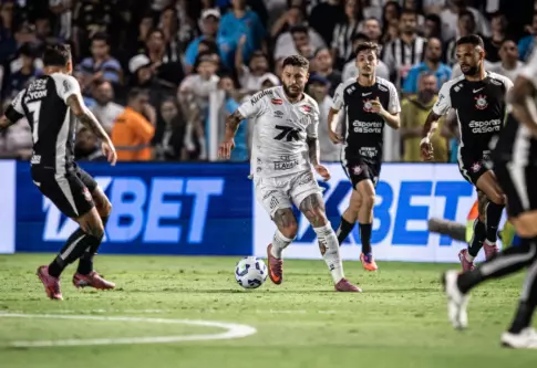 Santos vence o Corinthians na Vila Belmiro e respira no Brasileirão