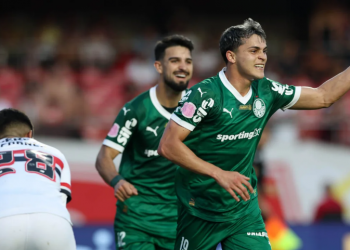 Palmeiras vence o São Paulo de virada e assume a liderança do Brasileirão