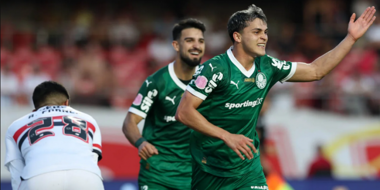 Palmeiras vence o São Paulo de virada e assume a liderança do Brasileirão